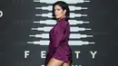 Penyanyi Halsey berpose saat tiba menghadiri Savage X Fenty Show yang disuguhkan oleh Amazon Prime Video di Barclays Center di Brooklyn, New York (10/9/2019). Halsey tampil seksi mengenakan gaun piyama sutra berwarna ungu dengan memamerkan tato di pahanya. (AFP Photo/Dimitrios Kambouris)