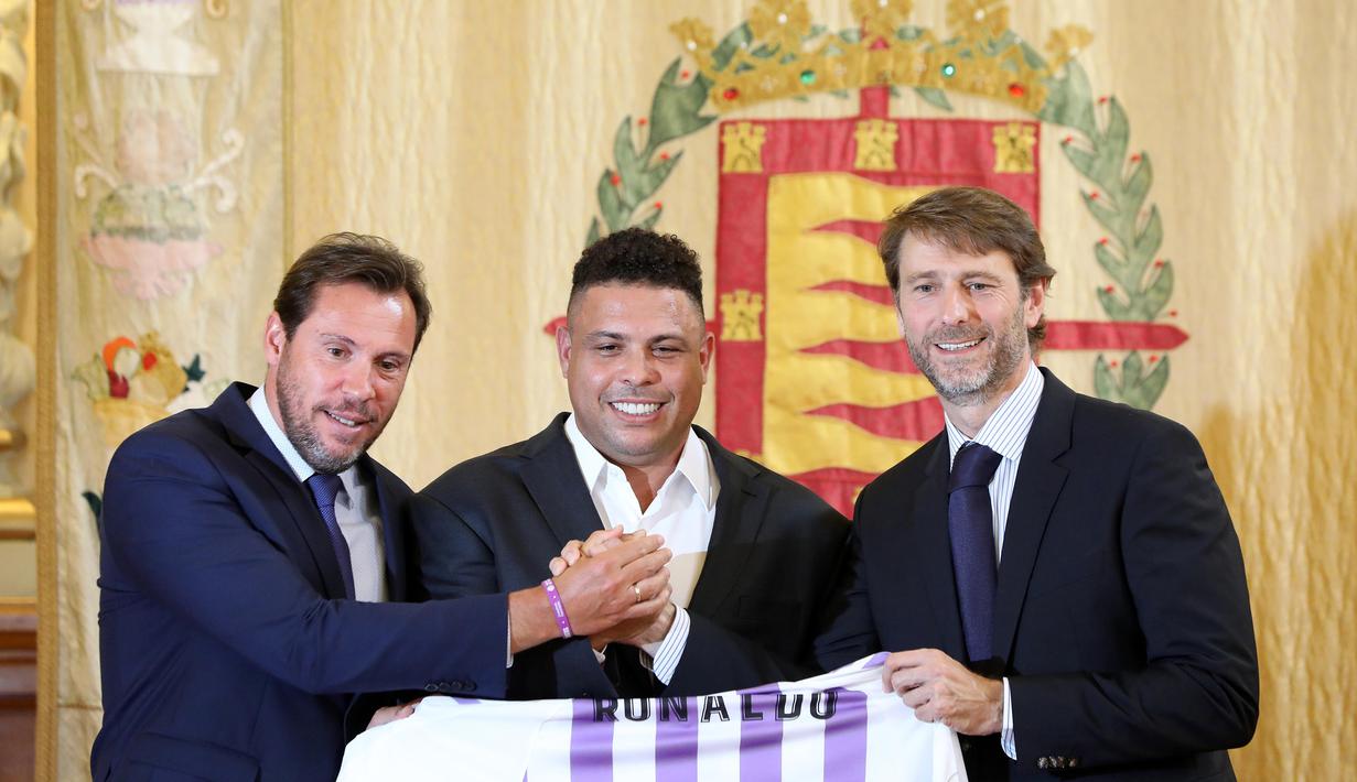 Legenda Brasil, Ronaldo, bersama walikota Valladolid, Oscar Puente dan presiden Real Valladolid, Carlos Suarez, berpose saat jumpa pers di Valladolid, (3/9/2018). Ronaldo resmi menjadi Presiden baru Real Valladolid. (AFP/Cesar Manso)