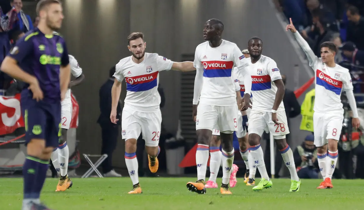 Pemain Olympique Lyonnais, merayakan kemenangan atas Everton pada laga Grup E Liga Europa di Stadion Stade de Lyon, Kamis (2/11). Everton tersingkir dari Liga Europa setelah dibantai oleh Lyon 3-0. (AP/Laurent Cipriani)