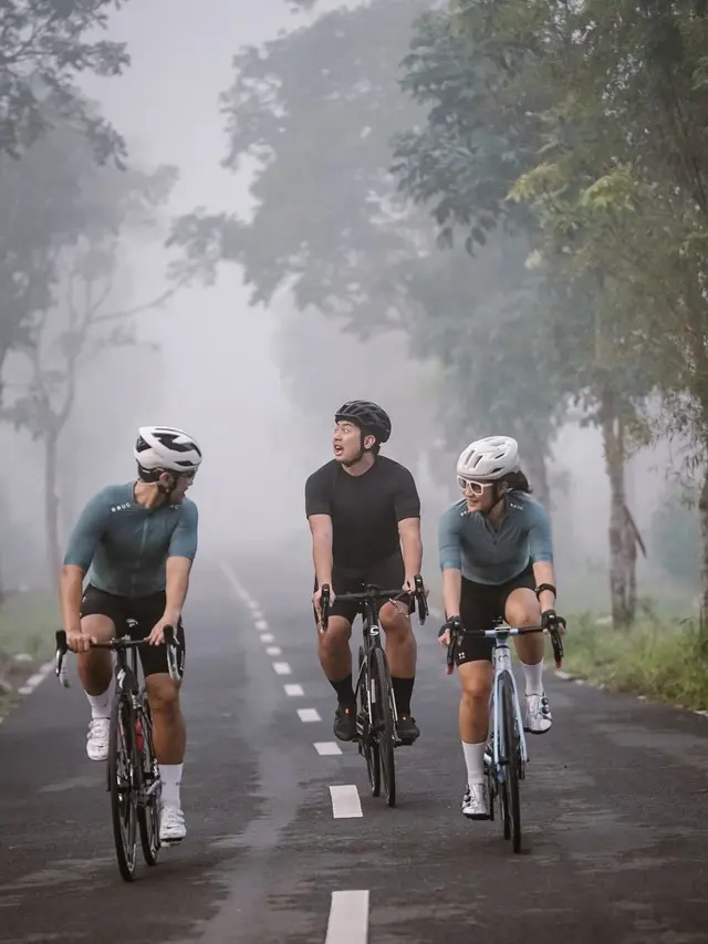 6 Momen Seru Liburan Dian Sastro Bersama Suami, Sepedaan Bareng di Magelang