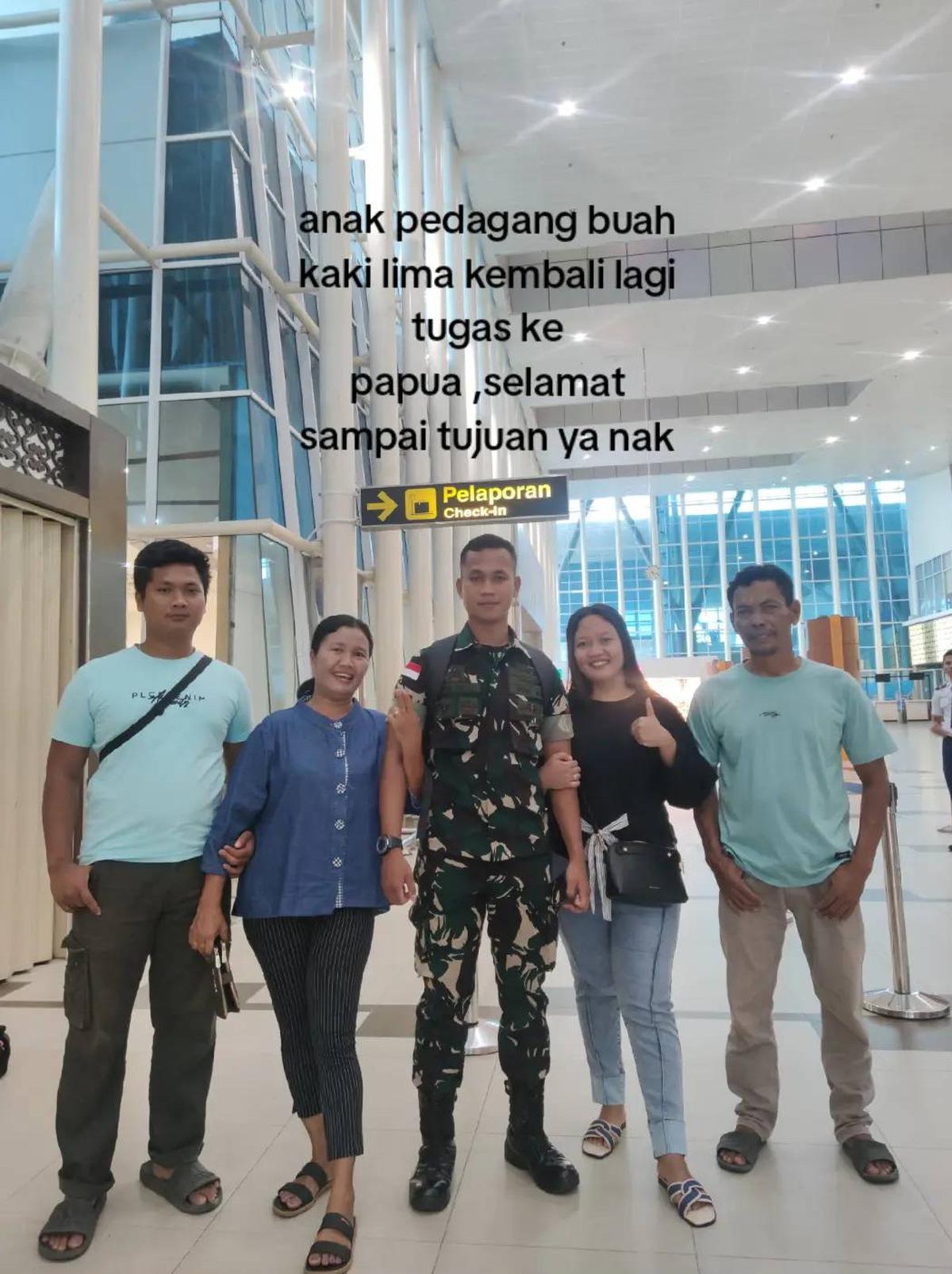 Lepas Kerinduan, Momen TNI Pulang Temui Ayahnya Ini Bikin Haru