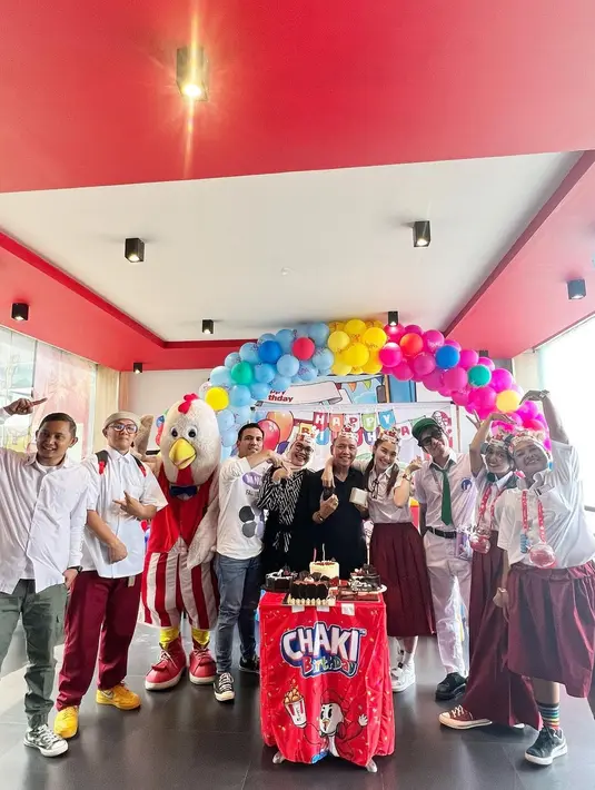 Dresscode yang diusung juga tak kalah unik. Tamu undangan yang hadir termasuk Ayu Ting Ting kompak kenakan seragam SD. [Foto: IG/ayutingting92].