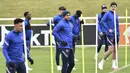 Bek Inggris, Kyle Walker (tengah) saat mengikuti sesi latihan di St George's Park, Burton upon Trent, Inggris, Senin (28/6/2021). Inggris akan bertanding melawan Jerman pada babak 16 besar Euro 2021 di Stadion Wembley. (AP Photo/Rui Vieira)