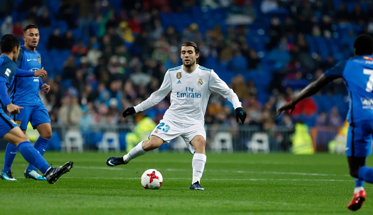 Pemain Real Madrid, Mateo Kovacic menggiring bola dengan kawalan pemain Fuenlabrada pada laga Copa del Rey 2017-2018 di Stadion Santiago Bernabeu, Selasa (28/11). Madrid lolos ke 16 besar Copa del Rey, meski imbang 2-2. (AP Photo/Francisco Seco)