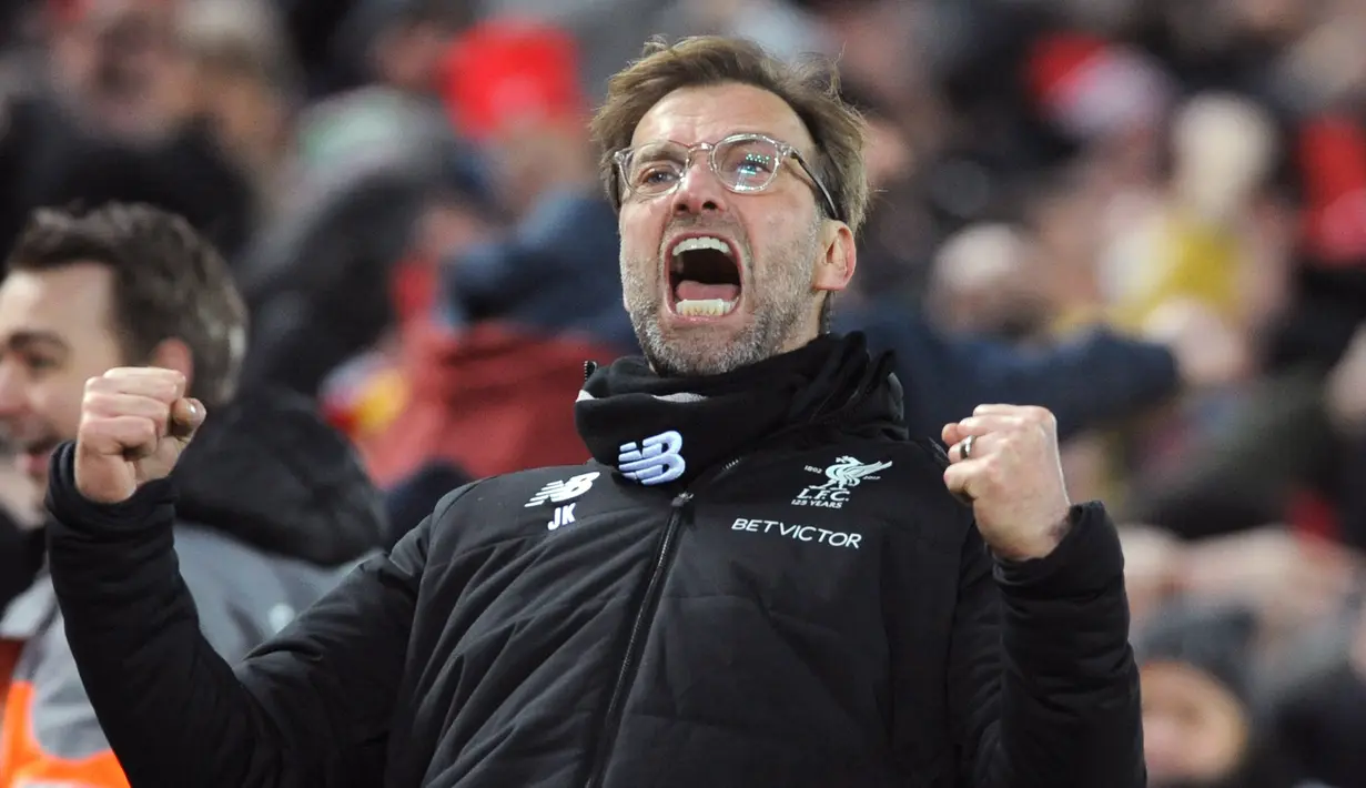 Ekspresi manajer Liverpool Juergen Klopp usai timnya berhasil mencetak gol kedua ke gawang Tottenham Hotspur saat pertandingan Liga Inggris di Anfield, Liverpool (4/2). (AP Photo/Rui Vieira)
