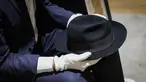 Topi Fedora milik penyanyi AS Michael Jackson, terbuat dari wol dan dilapisi sutra, dipajang sebelum dilelang di Paris, pada 12 September 2023. Topi tersebut adalah salah satu barang yang akan dilelang di rumah lelang Drouot Paris pada 26 September 2023. (Geoffroy VAN DER HASSELT / AFP)