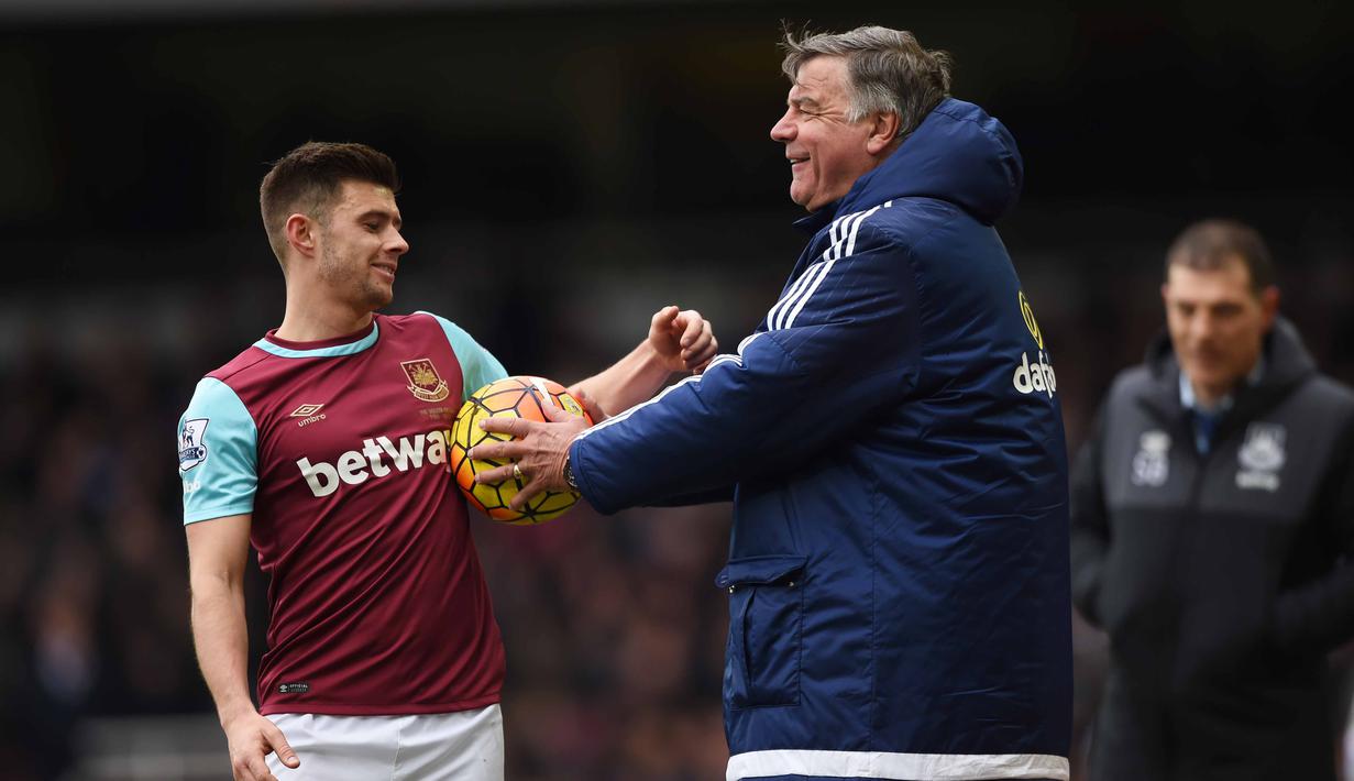  Pelatih Sunderland, Sam Allardyce  bercanda bersama pemain West Ham United, Aaron Cresswellpada lanjutan Liga Inggris di Stadion Upton Park, Sabtu (27/2/2016). (Reuters / Tony O'Brien)