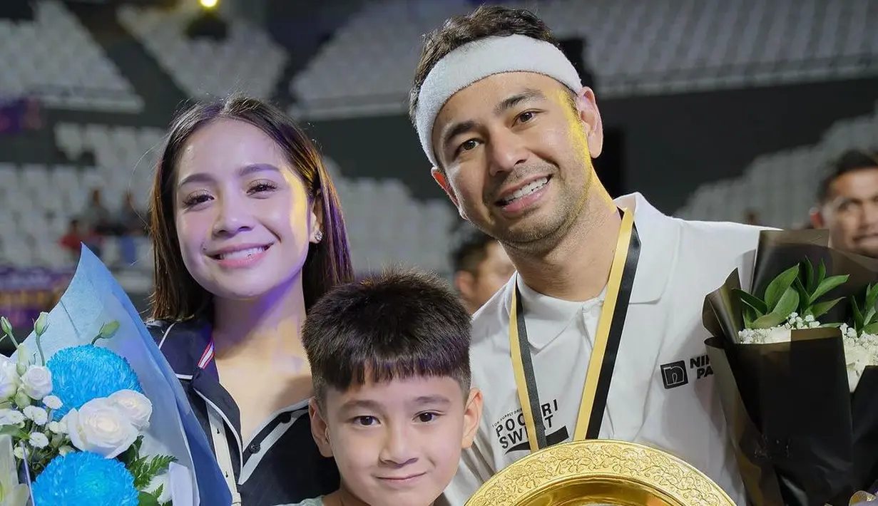 Terlihat juga Rafathar yang hadir mengenakan kaus lengan pendek dan tampil gemas turut mendukung sang ayah bertanding tenis melawan Taufik Hidayat. [Foto: Instagram/raffinagita1717]