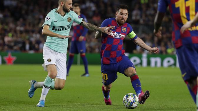 Pemain Inter Milan Marcelo Brozovic mencoba menghentikan striker Barcelona Lionel Messi pada matchday kedua Grup F Liga Champions di Camp Nou, Kamis (3/10/2019) dini hari WIB. Barcelona menang 2-1. (foto AP / Emilio Morenatti)