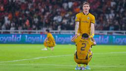 Pemain Bhayangkara FC, Slavko Damjanovic, berusaha membangkitkan I Putu Gede yang tampak lesu setelah ditaklukkan Persija Jakarta pada laga BRI Super League di Stadion Gelora Bung Karno, Jakarta, Senin (29/12/2025). (Bola.com/M Iqbal Ichsan)