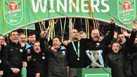 Manajer Manchester City, Pep Guardiola, merayakan keberhasilan timnya menjuarai Piala Liga Inggris musim ini. City meraih kemenangan 2-1 atas Aston Villa pada laga final Piala Liga di Stadion Wembley, Minggu (1/3/2020). (AFP/Glyn Kirk)