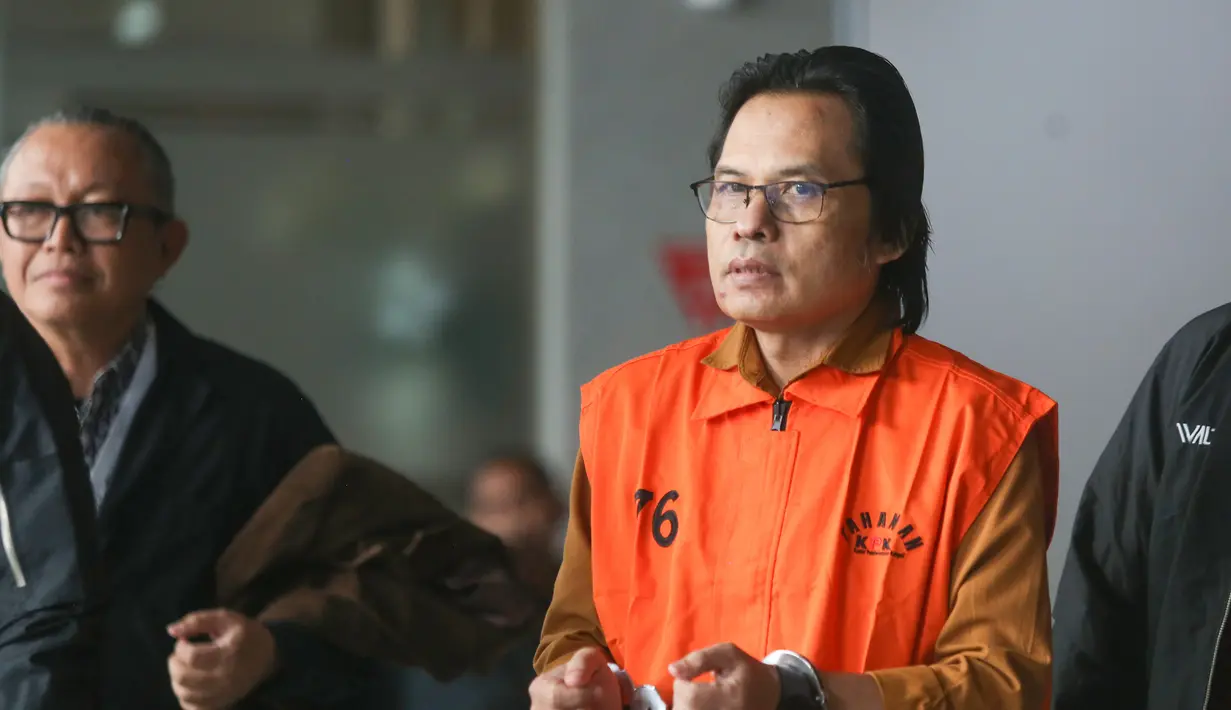 Mantan Sekretaris Jenderal (Sekjen) MPR RI Ma'ruf Cahyono dengan mengenakan rompi oranye berjalan menuju mobil tahanan  usai menjalani pemeriksaan di Gedung Merah Putih KPK, Jakarta, Kamis (09/07/2026).