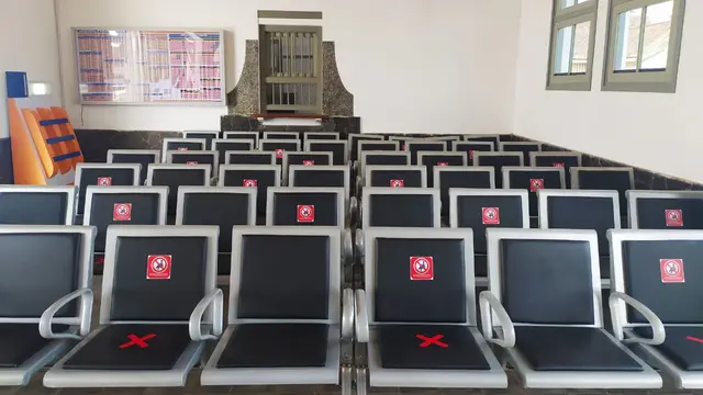 Deretan kursi tunggu penumpang terlihat rapi dan elegan di ruang tunggu Stasiun Kereta Api Garut Kota, Jawa Barat.