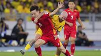 Pemain Malaysia, Joao Victor Figueiredo (kanan) berebut bola dengan pemain Vietnam, Nguyen Hoang Duc dalam laga Grup F Kualifikasi Piala Asia 2027 di Stadion Nasional Bukit Jalil, Kuala Lumpur, Malaysia, Selasa (10/06/2025). (AP Photo/Vincent Thian)