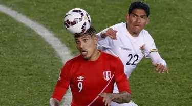 Duel panas terjadi antara Peru melawan Bolivia pada pertandingan perempat final Copa Amerika 2015 di Estadio Municipal Bicentenario German Becker, Chile, (25/6/2015). Peru melaju ke semifinal usai mengalahkan Bolivia 3-1. (REUTERS/Carlos Garcia Rawlins)