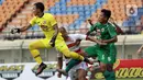 Kiper PSS Sleman Ega Rizky keluar dari sarangnya saat melawan Madura United pada laga Piala Menpora 2021 di Stadion Si Jalak Harupat, Bandung, Jawa Barat, Selasa (23/3/2021). Madura United menang 2-1 atas PSS Sleman. (Bola.com/M Iqbal Ichsan)