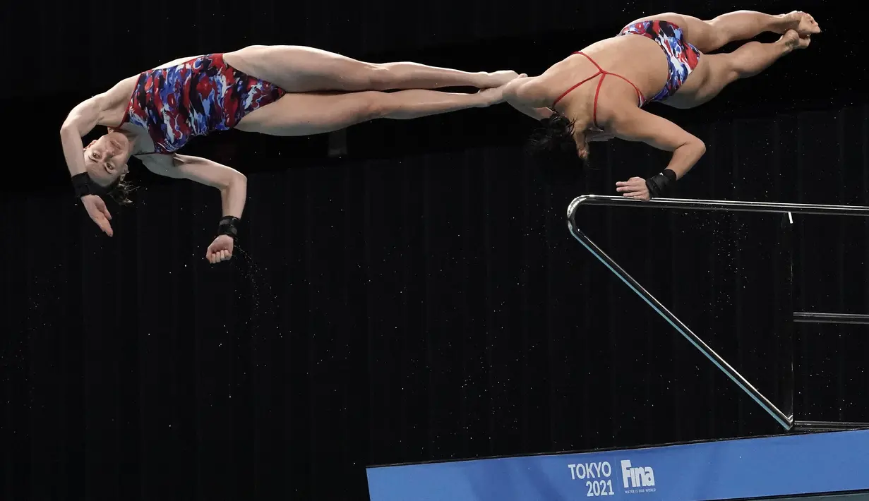 Eden Cheng dan Lois Toulson dari Inggris melakukan loncatan pada babak Final Loncat Indah 10 Meter Putri Sikronisasi di Kejuaraan Dunia Loncat Indah FINA 2021, yang juga merupakan ajang uji coba Olimpiade Tokyo 2020, di Tokyo Aquatics Center, Tokyo, Minggu (2/5/2021). (AP Photo/Eugene Hoshiko)