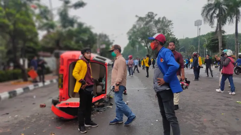 Alasan Pendemo Tolak Omnibus Law Rusak Mobil Polisi di Palembang