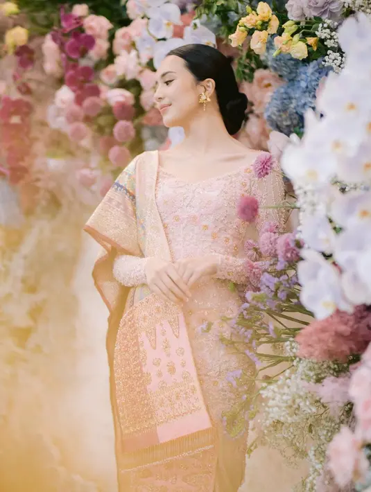 Penampilannya cantik flawless dan clean, warna pink memadu sempurna dengan kulit putihnya. [Foto: Instagram/bebytsabina]