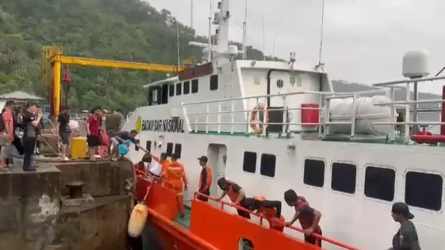 Proses evakuasi pegawai dan napi di Lapas Tagulandang menuju Minahasa Utara, Kamis (18/4/2024), akibat erupsi Gunung Ruang di Kabupaten Kepulauan Sitaro, Sulut.