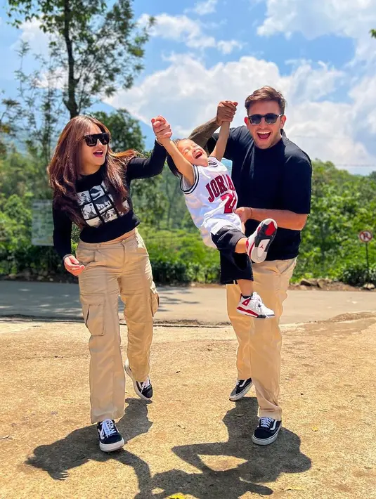 <p>"Aku janji sama kamu sayang, saya akan selalu sayangi Adzam seperti anak saya sendiri," kata pria yang mengikuti sekolah sepak bola di Bali saat umur delapan tahun ini. [Instagram/ladislao_9]</p>