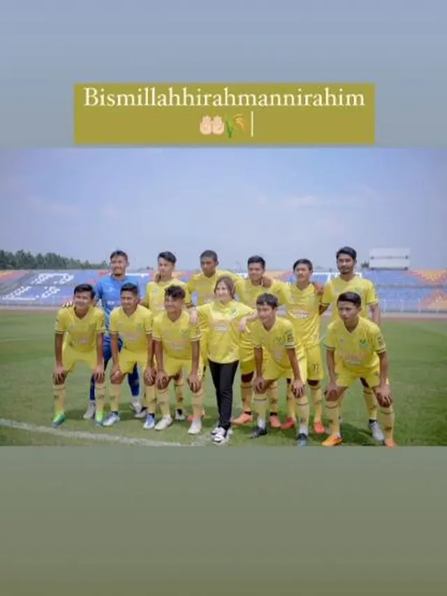 Pakai Jersey, Ini 7 Momen Kebersamaan Prilly Latuconsina Bersama Klub Sepak Bolanya
