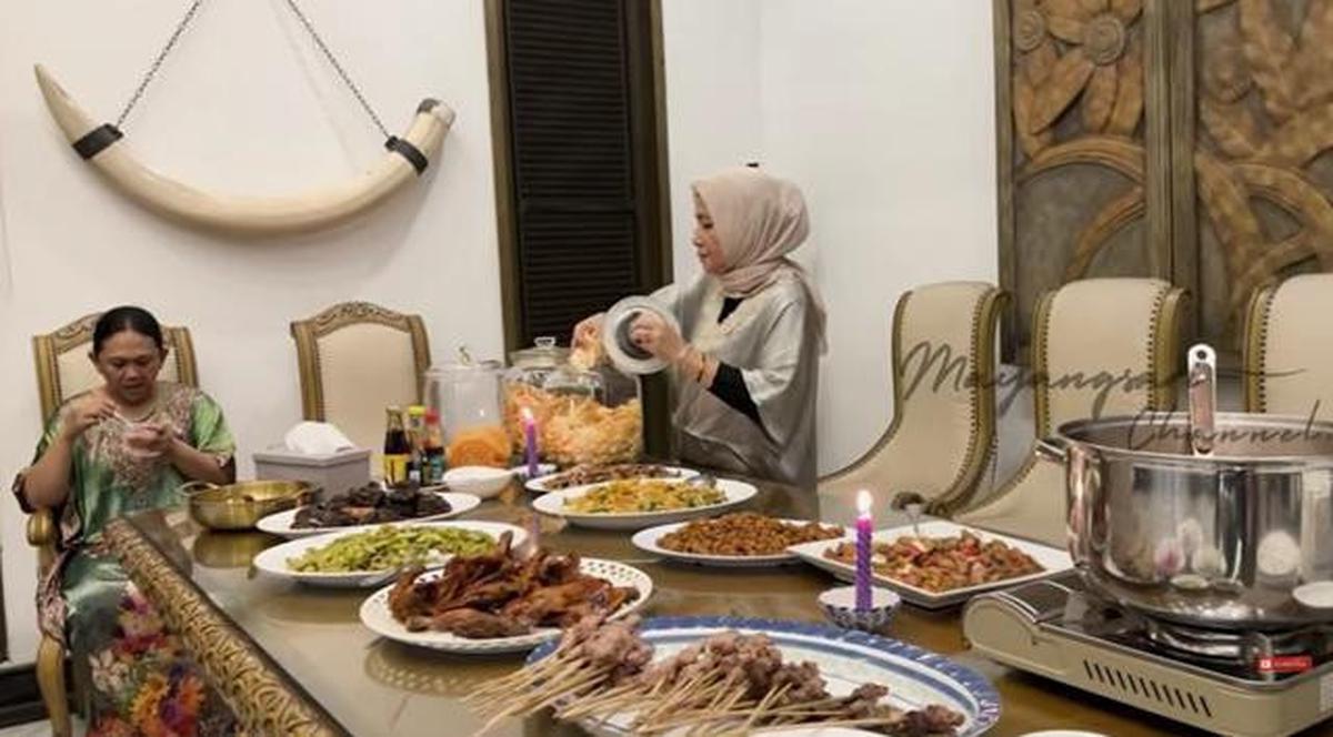 8 Potret Ruang Makan di Rumah Mayangsari dengan Konsep Klasik Modern