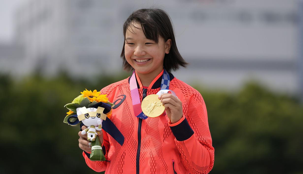 Nishiya Momiji juga catat sejarah baru bagi Jepang, yaitu menjadi atlet termuda yang mampu meraih medali emas di ajang Olimpiade. Dirinya menyalip Kyoko Iwasaki yang sukses sabet medali emas di umur 14 tahun. (Foto: AP/Ben Curtis)