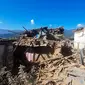 Pasukan membersihkan jalan dan jalur gunung yang terhalang oleh tanah longsor yang dipicu oleh gempa bumi. (Balkumar Sharma / AFP)