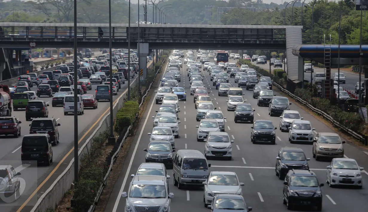 Sejumlah mobil melintas di Tol Jagorawi, Jakarta, Jumat (17/7/2015). Libur Idul Fitri dan cuti bersama dimanfaatkan warga Jakarta dan sekitarnya untuk bersilaturahmi dan berwisata bersama keluarga di sejumlah tempat wisata. (Liputan6.com/Faizal Fanani)