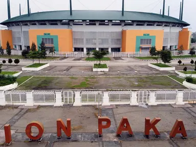 Foto udara suasana depan Stadion Pakansari, Kabupaten Bogor, Jawa Barat, Senin (13/4/2020). Bupati Bogor Ade Yasin menyatakan Pembatasan Sosial Berskala Besar pencegahan penularan virus COVID-19 yang rencananya dimulai Rabu (15/4) akan terfokus di zona merah. (Liputan6.com/Helmi Fithriansyah)