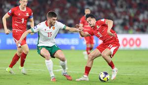 Pemain Timnas Indonesia, Ragnar Oratmangoen (kanan) menggiring bola dibayangi pemain Bulgaria, Petko Hristov dalam laga final FIFA Series 2026 di Stadion Utama Gelora Bung Karno (SUGK), Senayan, Jakarta, Senin (30/03/2026). (Bola.com/M Iqbal Ichsan)