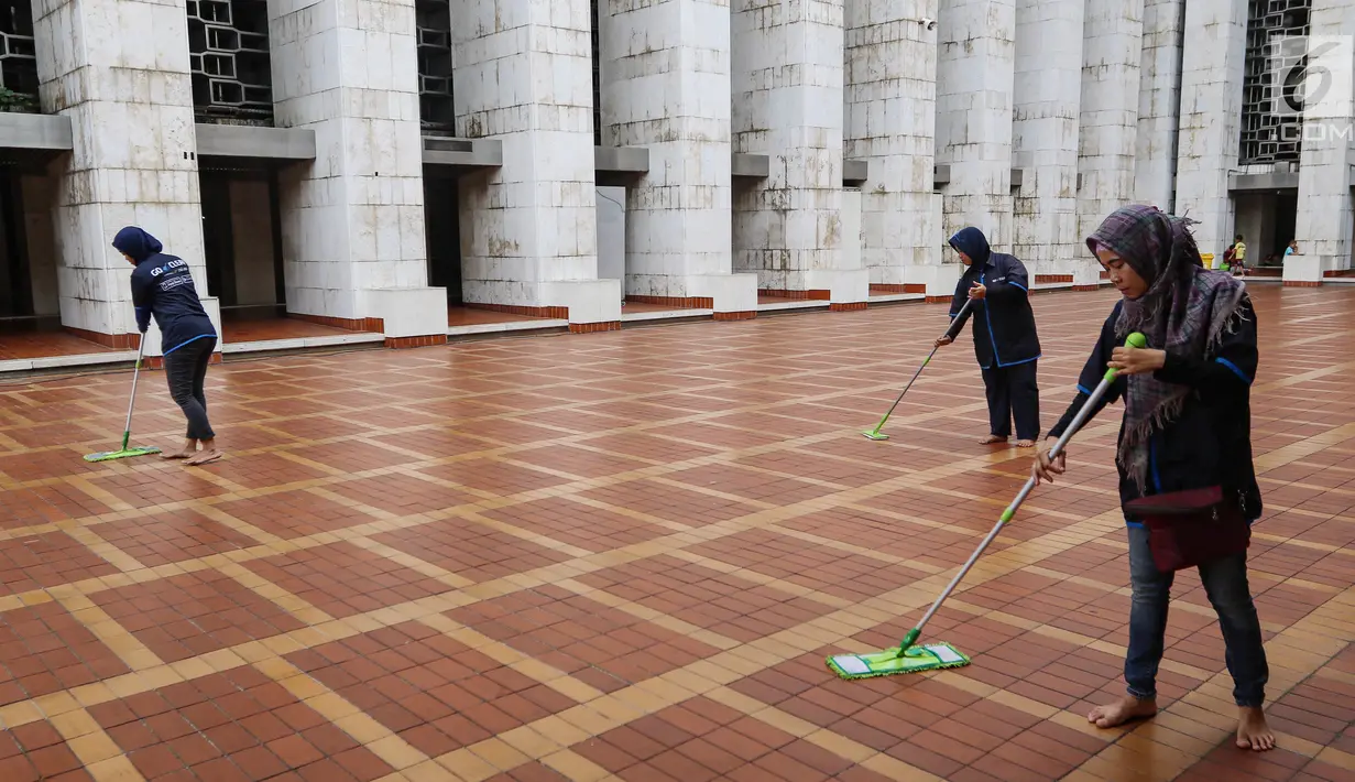 Tiga pekerja wanitaj membersihkan lantai dalam rangka program Ramadan Tanpa Batas di Masjid Istiqlal, Jakarta, Kamis (15/06). Sebanyak 150 mitra Go-Clean dan driver Go-Jek bergotong royong membersihkan masjid. (Liputan6.com/Fery Pradolo)