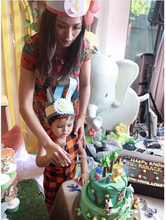 Saat ditemui di kawasan Pondok Indah, Jakarta Selatan, Senin (24/7/2017), pemeran, presenter dan komedian itu sedih lantaran mantan suaminya, belum juga memberikan ucapan selamat pada buah hatinya. (Instagram/inijedar)