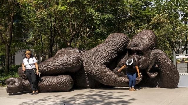 Seniman Ini Ubah Batu Jadi Patung Realistis, Hasilnya Seperti Hidup