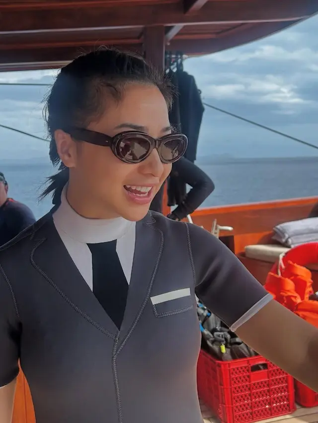 Outfit Santai Nikita Willy saat Liburan ke Labuan Bajo. [@yorafebrina]