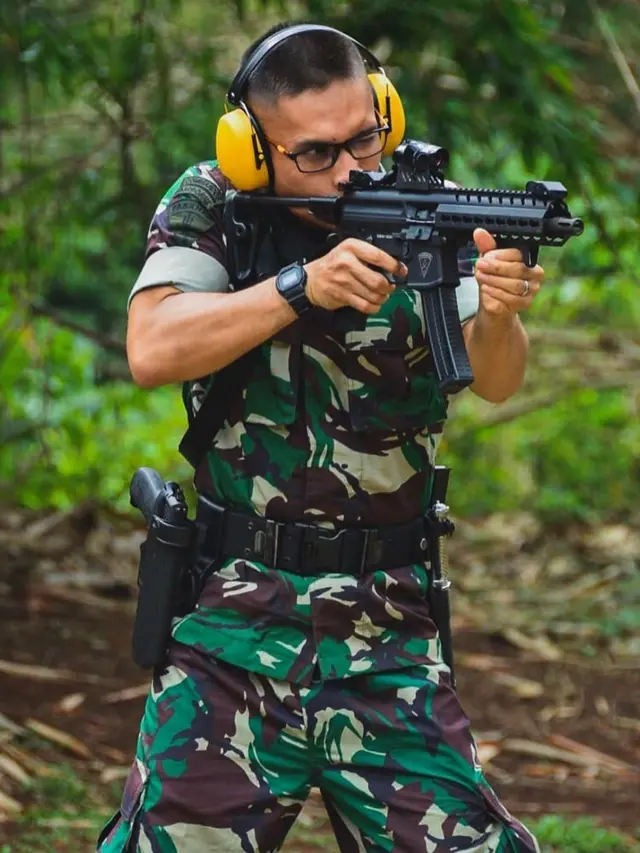 6 Potret Seleb Cowok Saat Latihan Menembak Ini Curi Perhatian