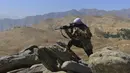 Gerakan perlawanan Afghanistan dan pasukan pemberontak anti-Taliban ambil posisi saat patroli di puncak bukit di daerah Darband, Distrik Anaba, Provinsi Panjshir, 1 September 2021. Panjshir terkenal dengan pertahanan alami yang tak pernah ditembus pasukan Soviet atau Taliban. (AHMAD SAHEL ARMAN/AFP)