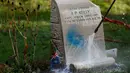 Nisan kuburan Harefield di Hillingdon, Inggris, tampak dibersihkan, Rabu (23/11). Kuburan prajurit Australia & New Zealand yang tewas pada Perang Dunia I dicoret dengan graffiti kedua kalinya dalam 7 bulan terakhir di London. (REUTERS/Stefan Wermuth)