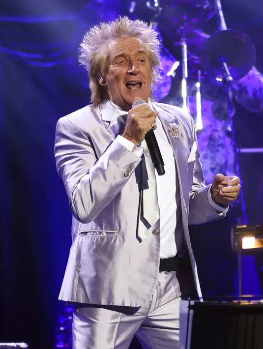 Rod Stewart tampil pada konser amal untuk membantu kanker prostat Raise the Roof yang diselenggarakan oleh Jools Holland di Royal Albert Hall, London, Inggris, 22 Juni 2022. Rod Stewart sendiri sebelumnya berjuang melawan penyakit kanker prostat, namun kini telah mengalami remisi. (Suzan Moore/PA via AP)