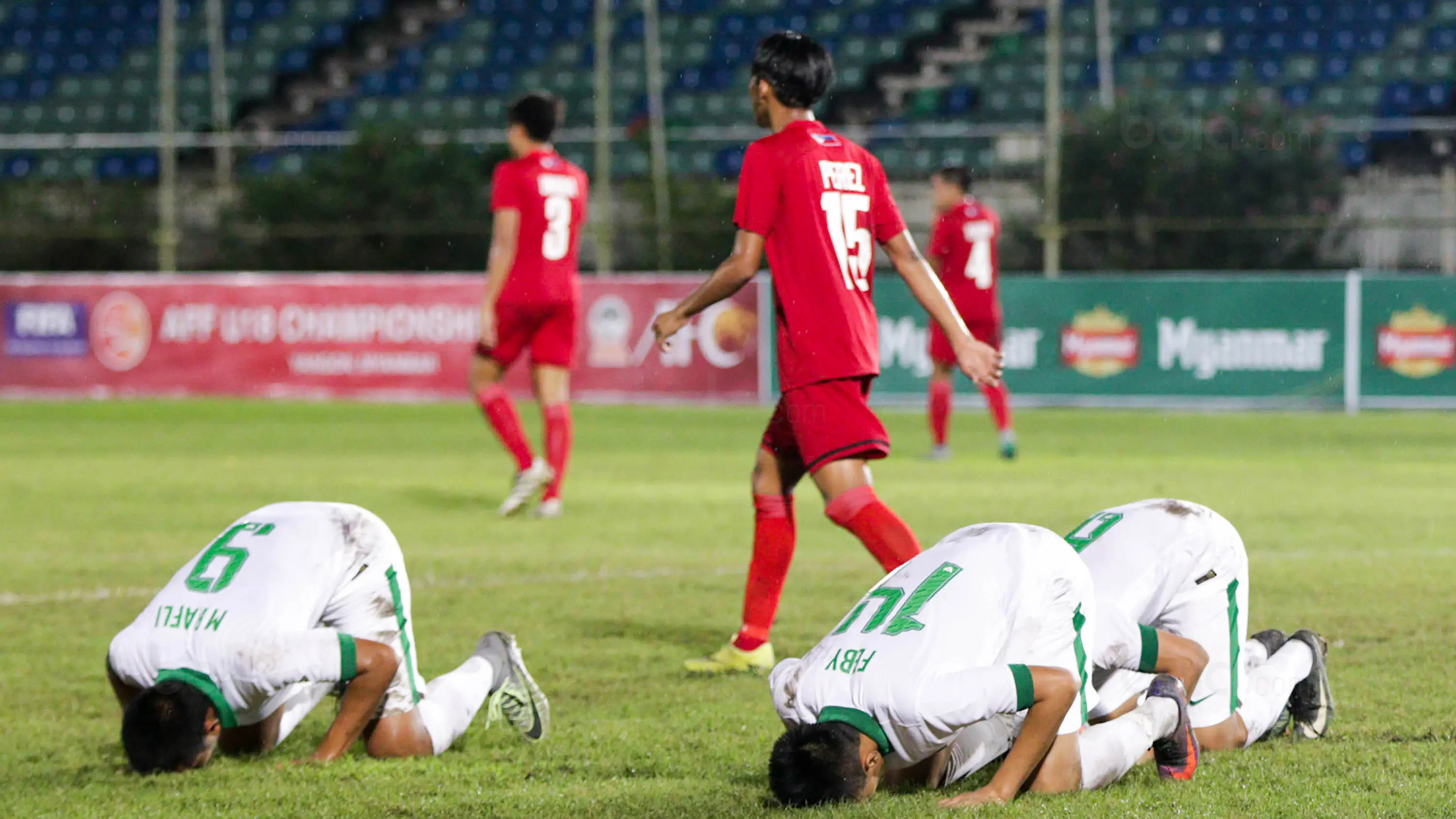 Para pemain Timnas Indonesia U-19 merayakan gol yang dicetak Feby Eka Putra ke gawang Filipina U-19 pada laga Piala AFF U-18 di Stadion Thuwunna, Myanmar, Kamis (7/9/2017). Indonesia menang 9-0 atas Filipina. (Liputan6.com/Yoppy Renato)