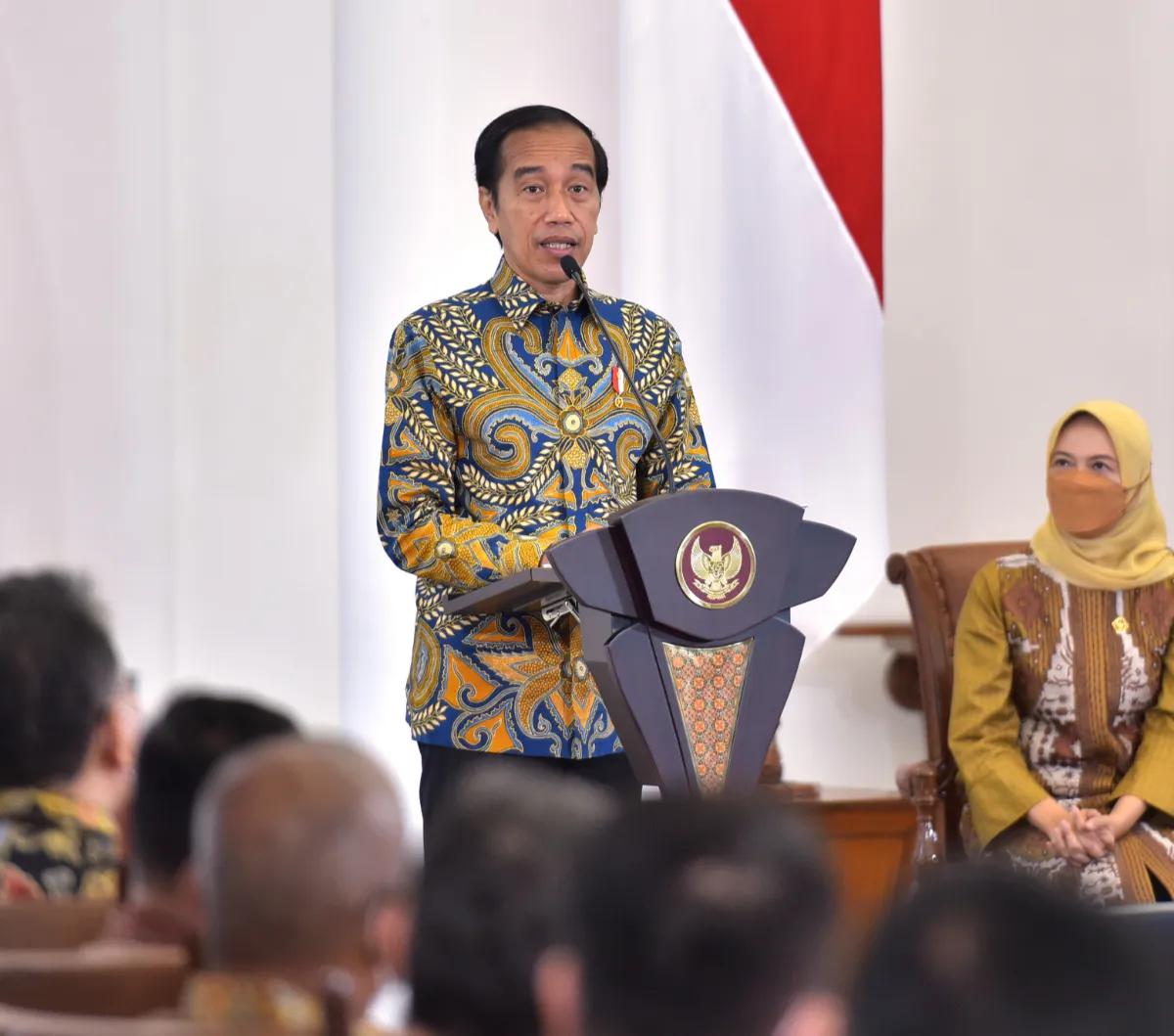 Lalu, belum pulih total, lanjut Jokowi, dunia sudah dihadapkan dengan adanya perang antara Rusia dan Ukraina. Walaupun terlihat tampak jauh, tetapi dampak dari perang itu pun sangat berpengaruh kepada Indonesia.&nbsp;