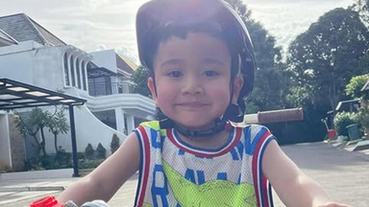 Dipuji Bayi Kharismatik, Potret Rayyanza Tersenyum Manis saat Bersepeda Keliling Komplek Curi Perhatian