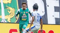 Winger Persebaya Surabaya, Gali Freitas mencoba melewati penjagaan yang dilakukan bek kiri Arema FC, Johan Alfarizi dalam laga pekan ke-13 BRI Super League 2025/2026 di Stadion Gelora Bung Tomo, Surabaya, Jawa Timur, Sabtu (22/11/2025). (Dok. Persebaya).