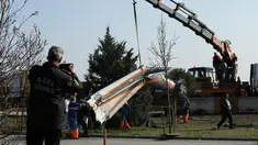 Alat berat dikerahkan untuk mengangkat puing helikopter yang hancur usai menabrak menara stasiun televisi, Turki, Jumat (10/3). Lima orang yang berada di dalamnya tewas seketika. (AP Photo)