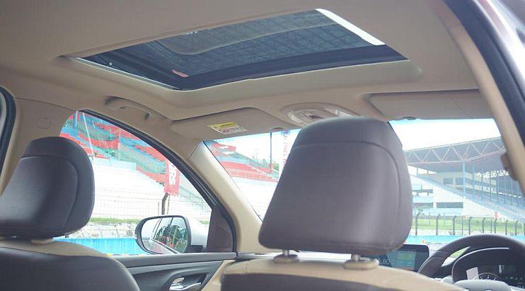 Varian tertinggi dilengkapi sunroof. (Arief/Liputan6.com)