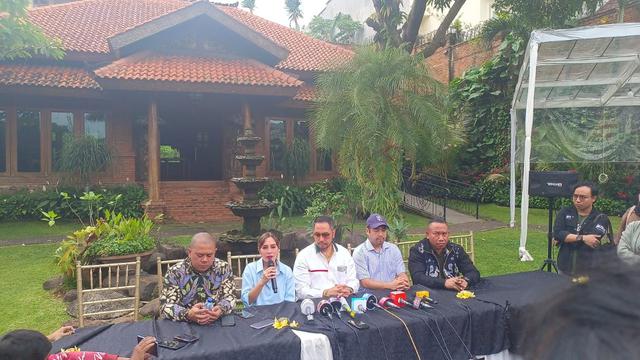 Keluarga Ferry Irawan Minta Masyarakat Tidak Bahas Persoalan di Luar Kasus KDRT, Termasuk Perihal Ekonomi Keluarga.