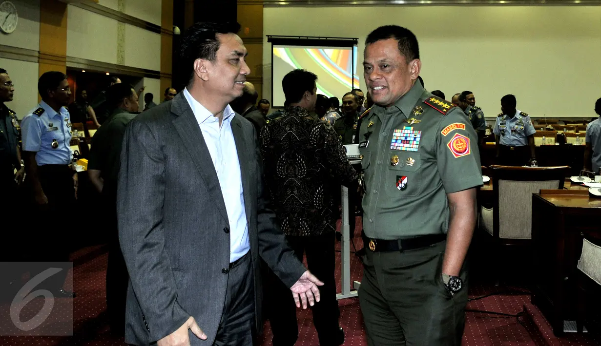 Panglima TNI Jendral Gatot Nurmantyo (kanan) jelang rapat dengar pendapat dengan komisi I DPR di kompleks Parlemen Senayan, Jakarta, Senin (7/9/2015). Rapat perdana membahas anggaran TNI dan isu pertahanan Indonesia. (Liputan6.com/JohanTallo)