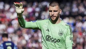 Aksi penjaga gawang Timnas Indonesia, Maarten Paes sat memperkuat Ajax Amsterdam bertandang ke markas Feyenoord Rotterdam dalam lanjutan Eredivisie 2025/2026, Minggu (22/3/2026) malam WIB. (Instagram Maarten Paes)