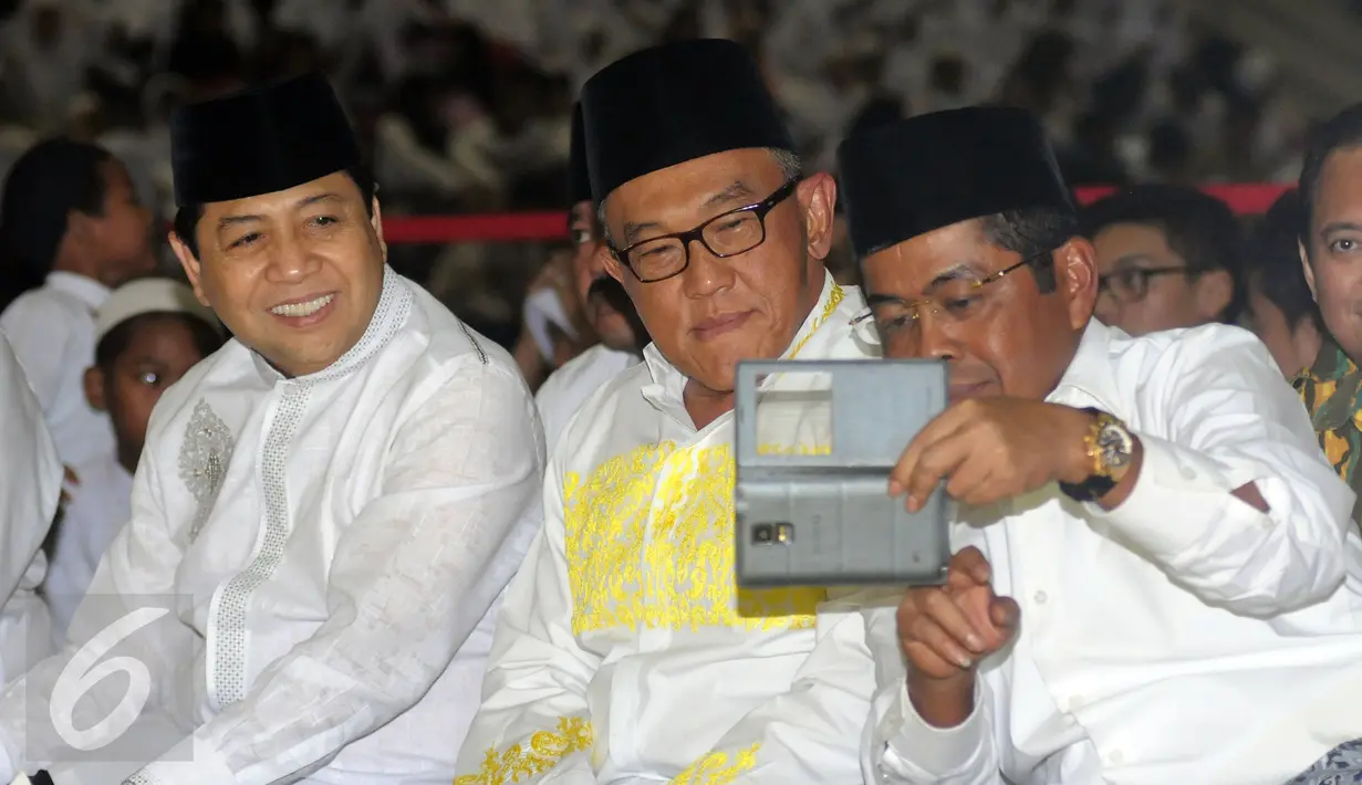 Ketua Umum Partai Golkar Setya Novanto, Aburizal Bakrie dan Idrus Marham (kiri ke kanan) berfoto bersama jelang buka puasa AMPG bersama ribuan anak yatim piatu di Jakarta, Sabtu (18/6). (Liputan6.com/Helmi Fithriansyah)